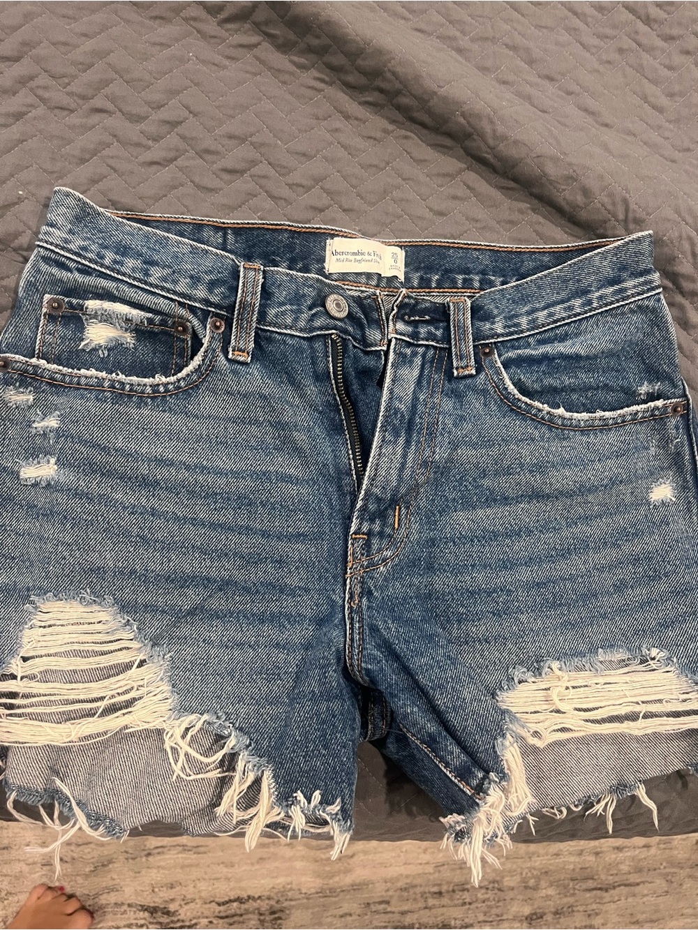 Abercrombie & Fitch Distressed Mid-Rise Boyfriend Denim Cutoff Shorts Size 25